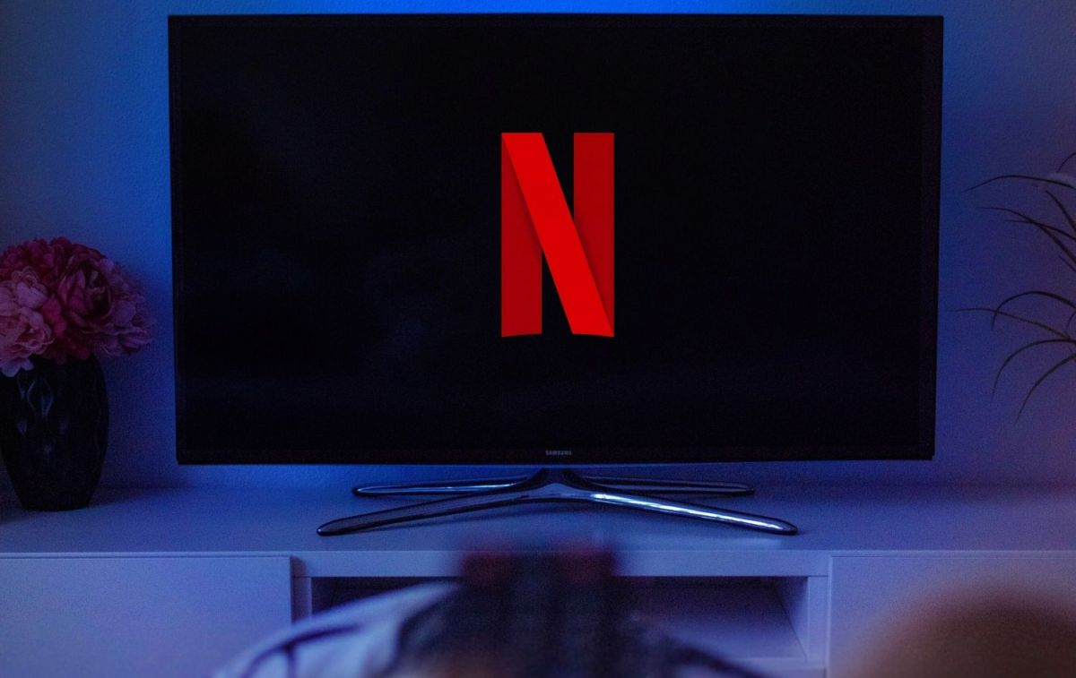 El logo de Netflix en la pantalla de una televisión / PHOTOSNAP