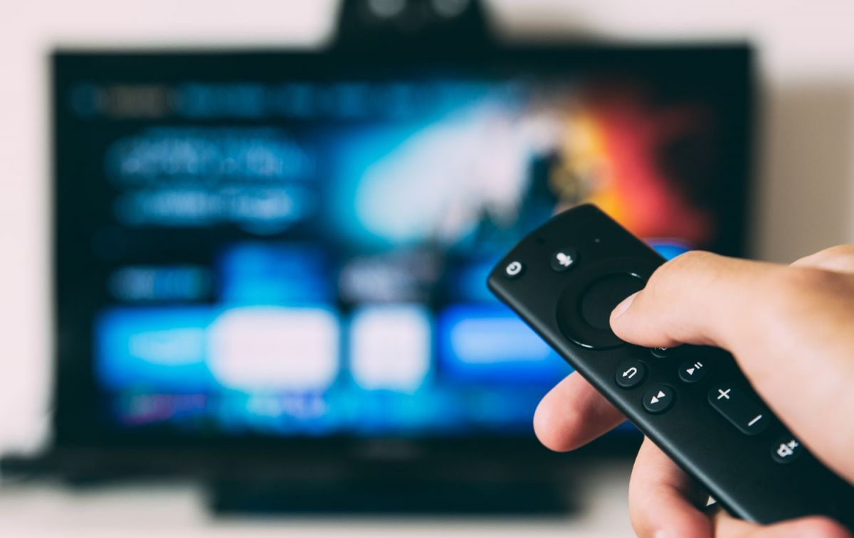 Una persona se dispone a ver contenido en una plataforma de streaming / UNSPLASH Una persona se dispone a ver contenido en una plataforma de streaming / UNSPLASH