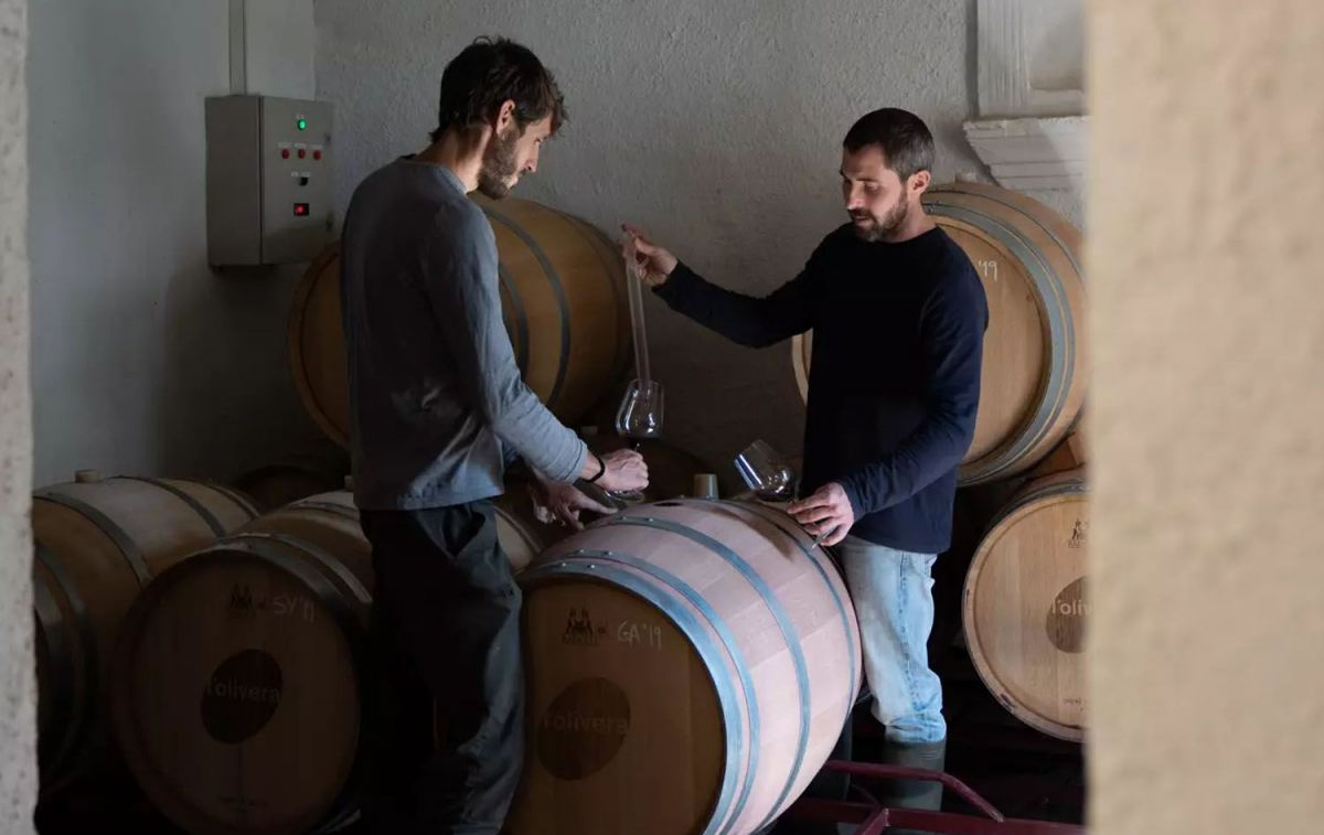 Dos personas prueban el Vinyes de Barcelona en Can Calopa / OLIVERA