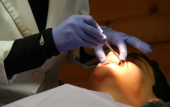 Un dentista realiza un tratamiento dental un joven / PIXABAY