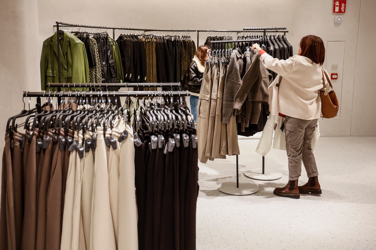 Una clienta vuelve a colocar una prenda en una tienda de Zara / Rober Solsona - EP