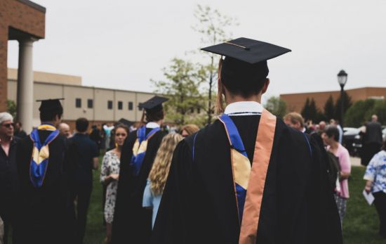 Varios estudiantes el día de la fiesta de su graduación / UNSPLASH Varios estudiantes el día de la fiesta de su graduación / UNSPLASH