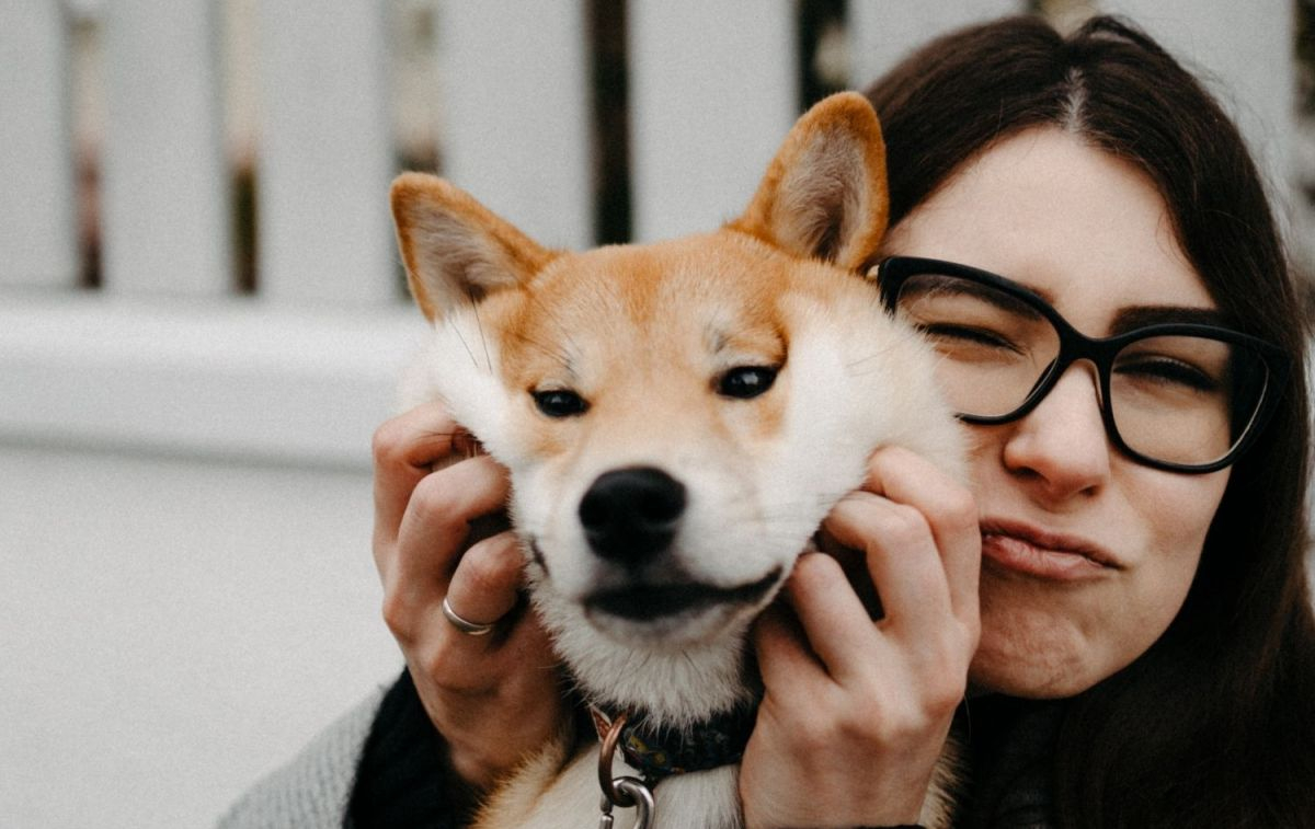 Una usuaria de +Kota con su perro / PEXELS