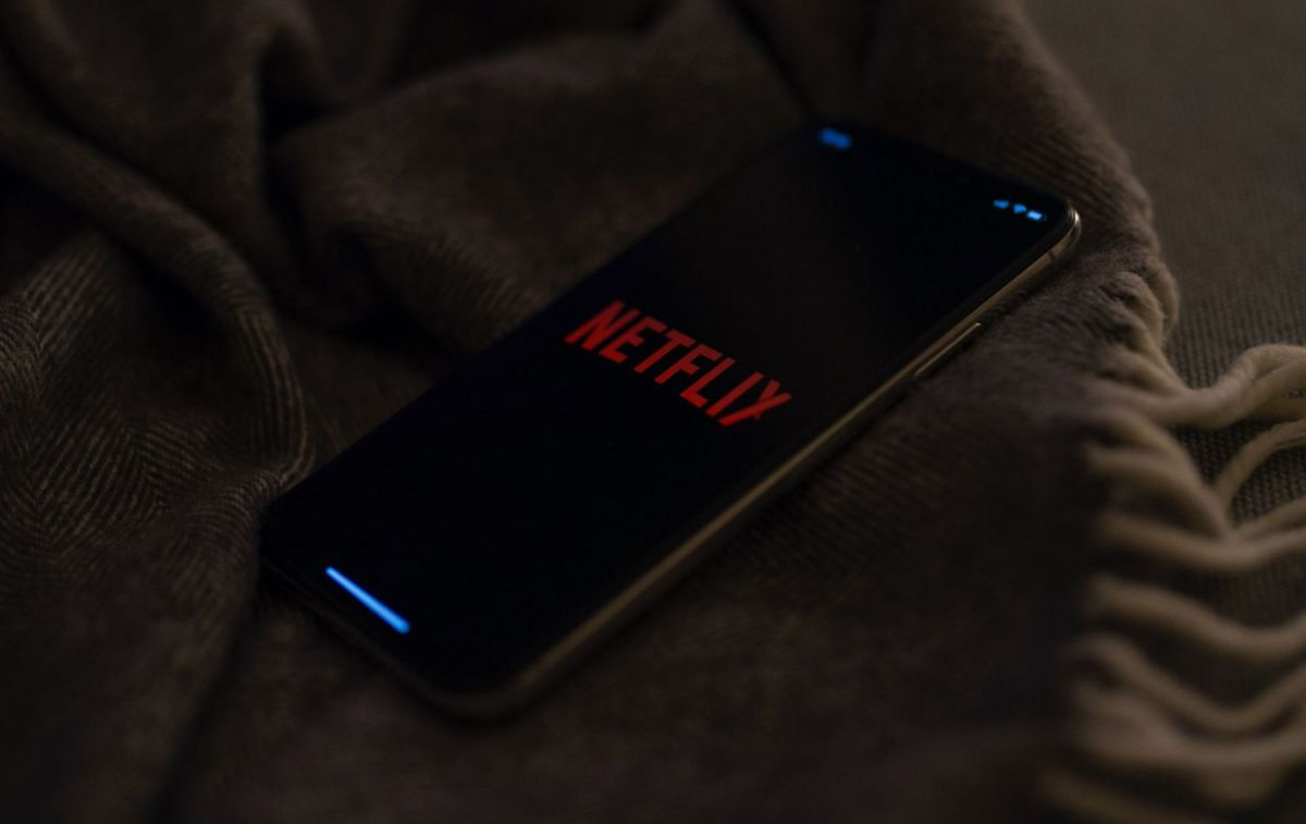 El logo de Netflix en un móvil, compañía que ahora cobrará por las cuentas compartidas / UNSPLASH