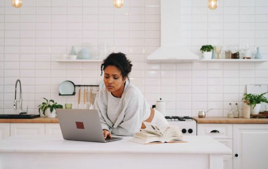 Una mujer intenta contactar con los vendedores / PEXELS Una mujer intenta contactar con los vendedores / PEXELS