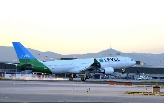 Un avión de Level en el aeropuerto de Barcelona despega con destino a Nueva York / EUROPA PRESS Un avión de Level en el aeropuerto de Barcelona despega con destino a Nueva York / EUROPA PRESS