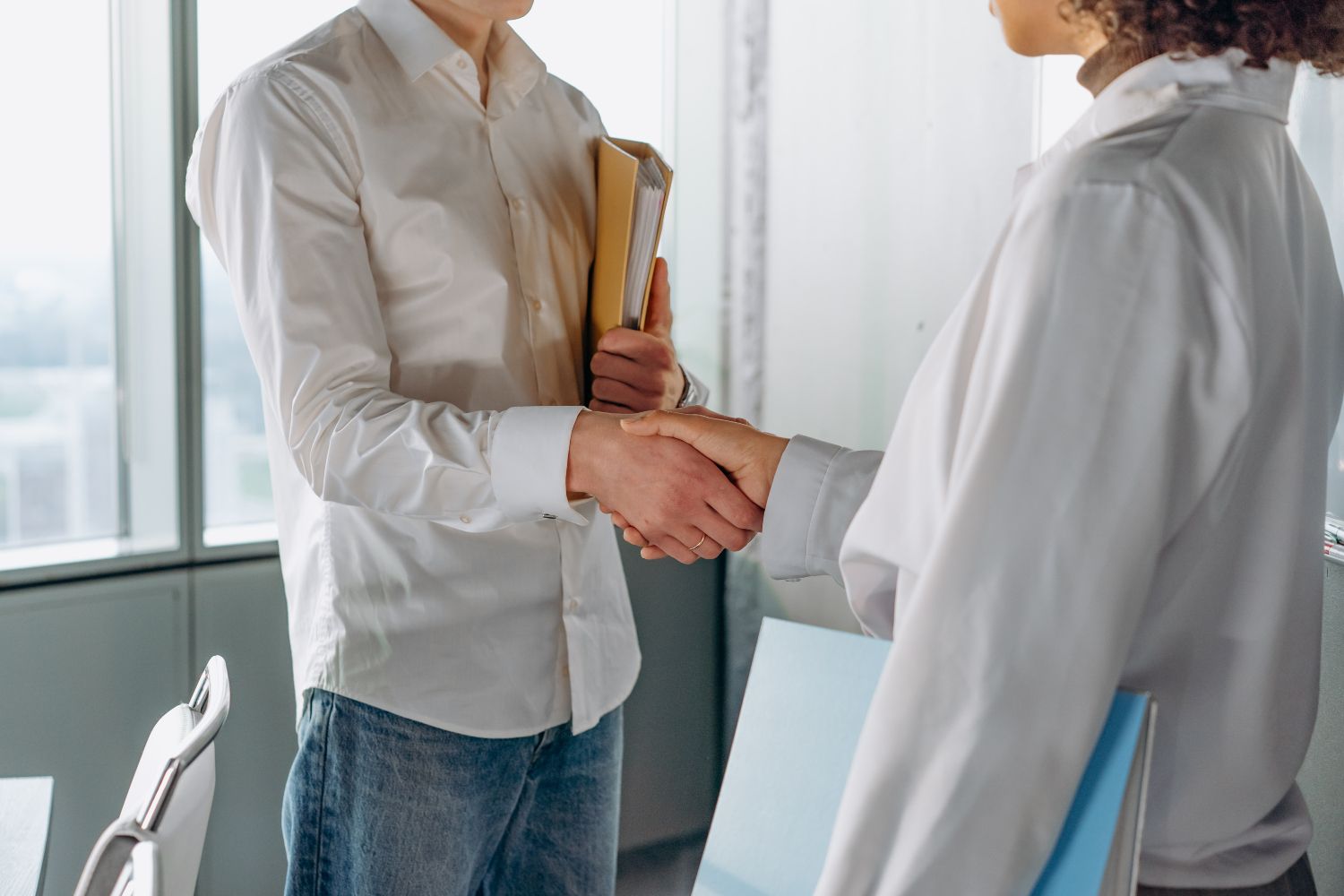 Dos personas firman un contrato de microcrédito con Cofidis / PEXELS