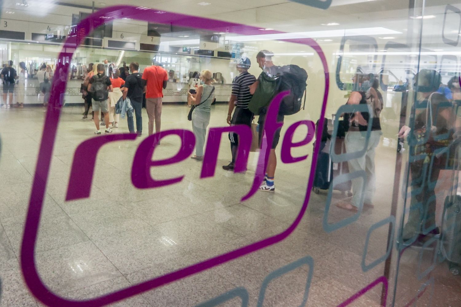 Viajantes em fila de espera nas bilheteiras da Renfe na estação de Atocha / EP