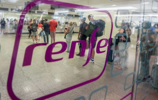 Viajeros haciendo cola en las taquillas de Renfe en la estación de Atocha / EP Viajeros haciendo cola en las taquillas de Renfe en la estación de Atocha / EP