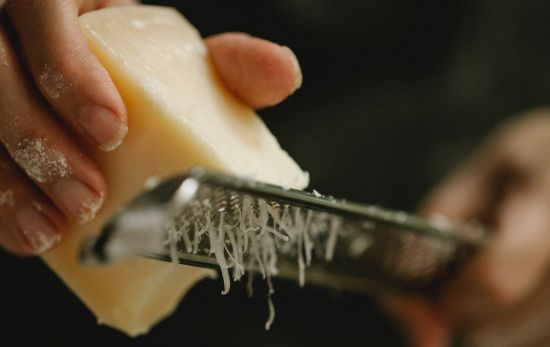Una persona ralla parmesano / PEXELS Una persona ralla parmesano / PEXELS