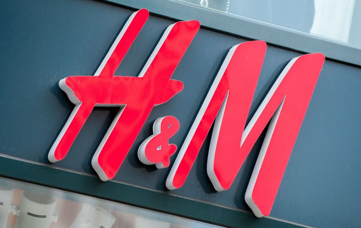 Rótulo con el logo de H&M / EP