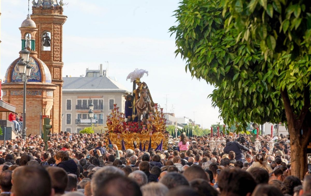 La Hermandad de la Esperanza de Triana durante una Semana Santa en Sevilla  / Eduardo Briones - EP