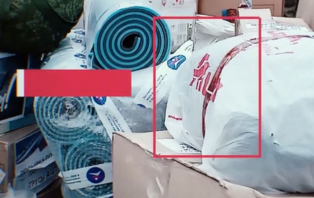 Fotograma de un vídeo publicado por 'Le Monde' donde aparecen bolsas con el logo de Auchan / LE MONDE
