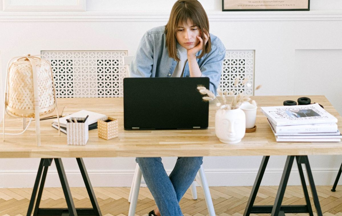 Una mujer recibe un correo sospechoso / PEXELS Una mujer recibe un correo sospechoso / PEXELS