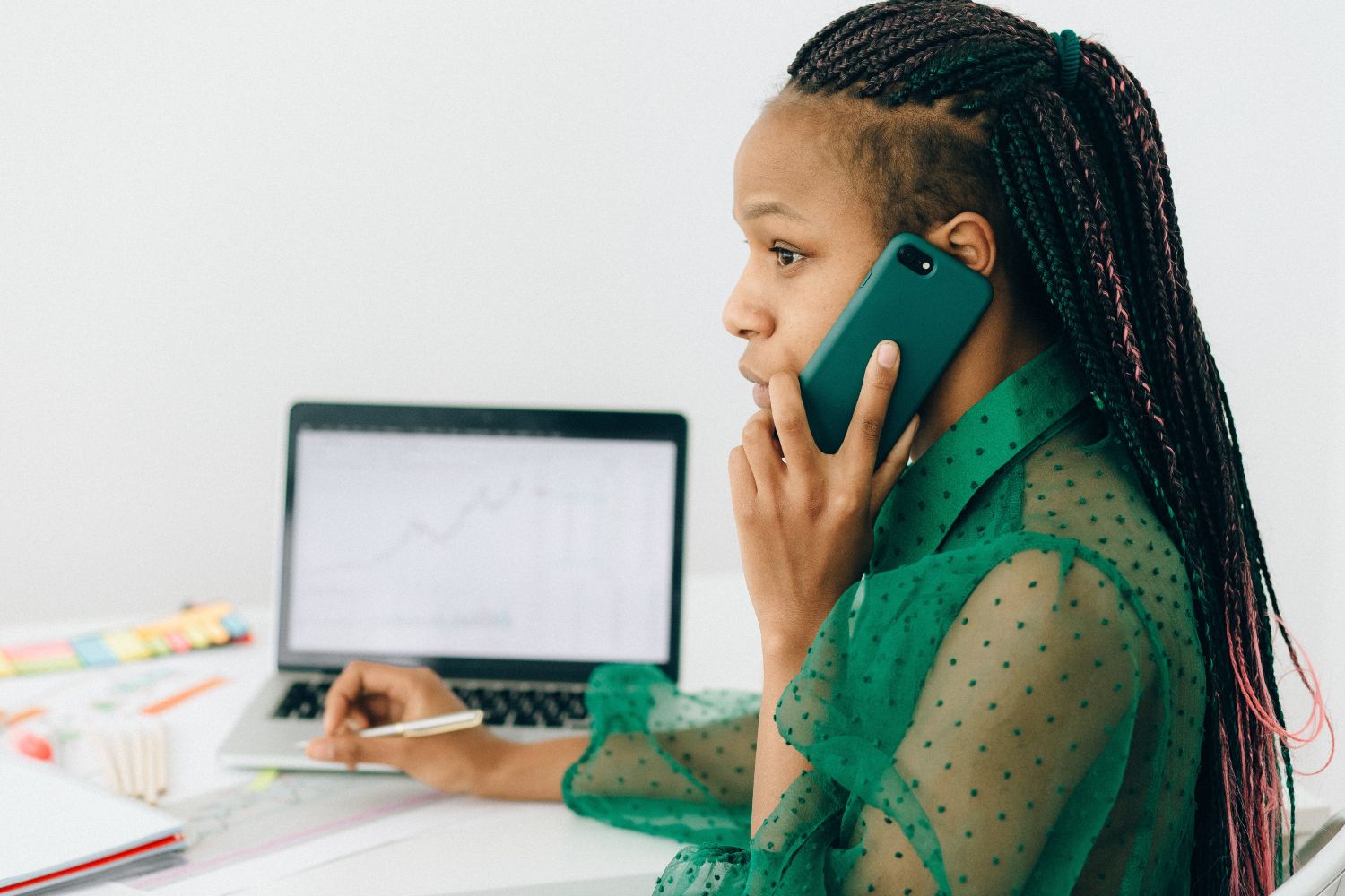 Uma pessoa tenta contactar a Savose / PEXELS