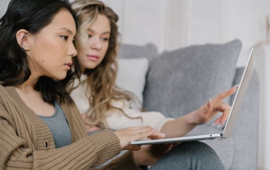 Una chica revisa con su amiga las conversaciones de WhatsApp que les han podido llevara un conflicto / PEXELS Una chica revisa con su amiga las conversaciones de WhatsApp que les han podido llevara un conflicto / PEXELS