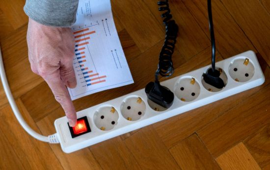 Una persona enciende una regleta en el interior de su hogar a la hora en que el precio de la luz es más barato / EP Una persona enciende una regleta en el interior de su hogar a la hora en que el precio de la luz es más barato / EP