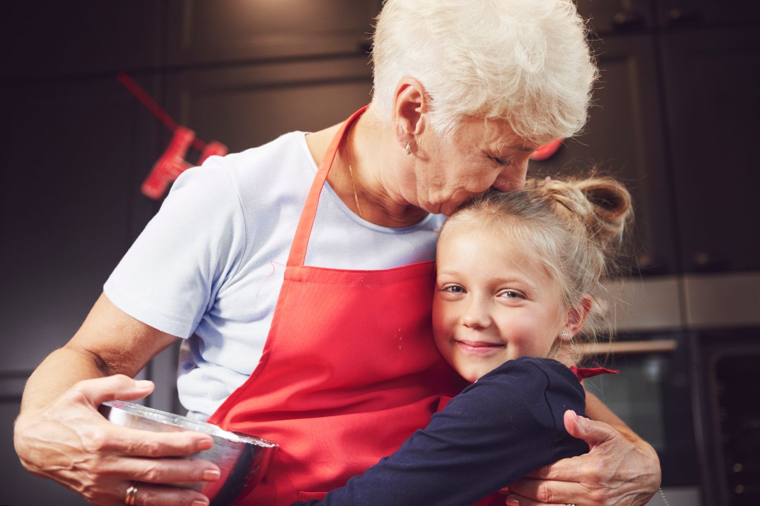 Una abuela con su nieta  / FREEPIK