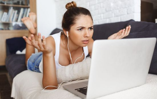 Una mujer molesta responde de mala manera en una videollada / FREEPIK Una mujer molesta responde de mala manera en una videollada / FREEPIK