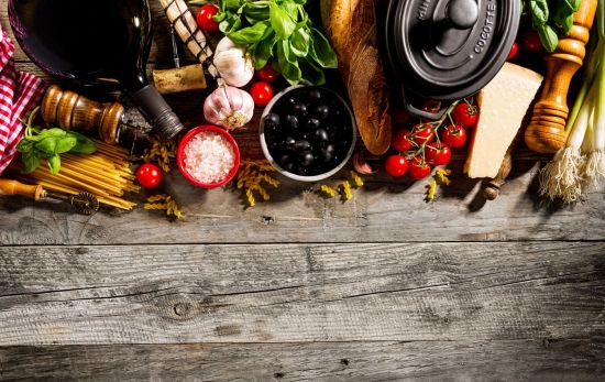 Una mesa con varios alimentos propios de la dieta mediterránea para tener un corazón contento y sano / FREEPIK Una mesa con varios alimentos propios de la dieta mediterránea para tener un corazón contento y sano / FREEPIK