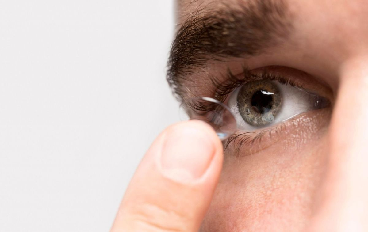 Un hombre se coloca unas lentes de contacto / FREEPIK Un hombre se coloca unas lentes de contacto / FREEPIK