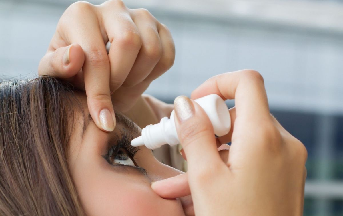 Una mujer usa lágrima artificial / EP