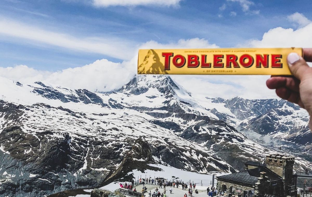 Una barrita de chocolate Toblerone junto al monte Cervino / UNSPLASH