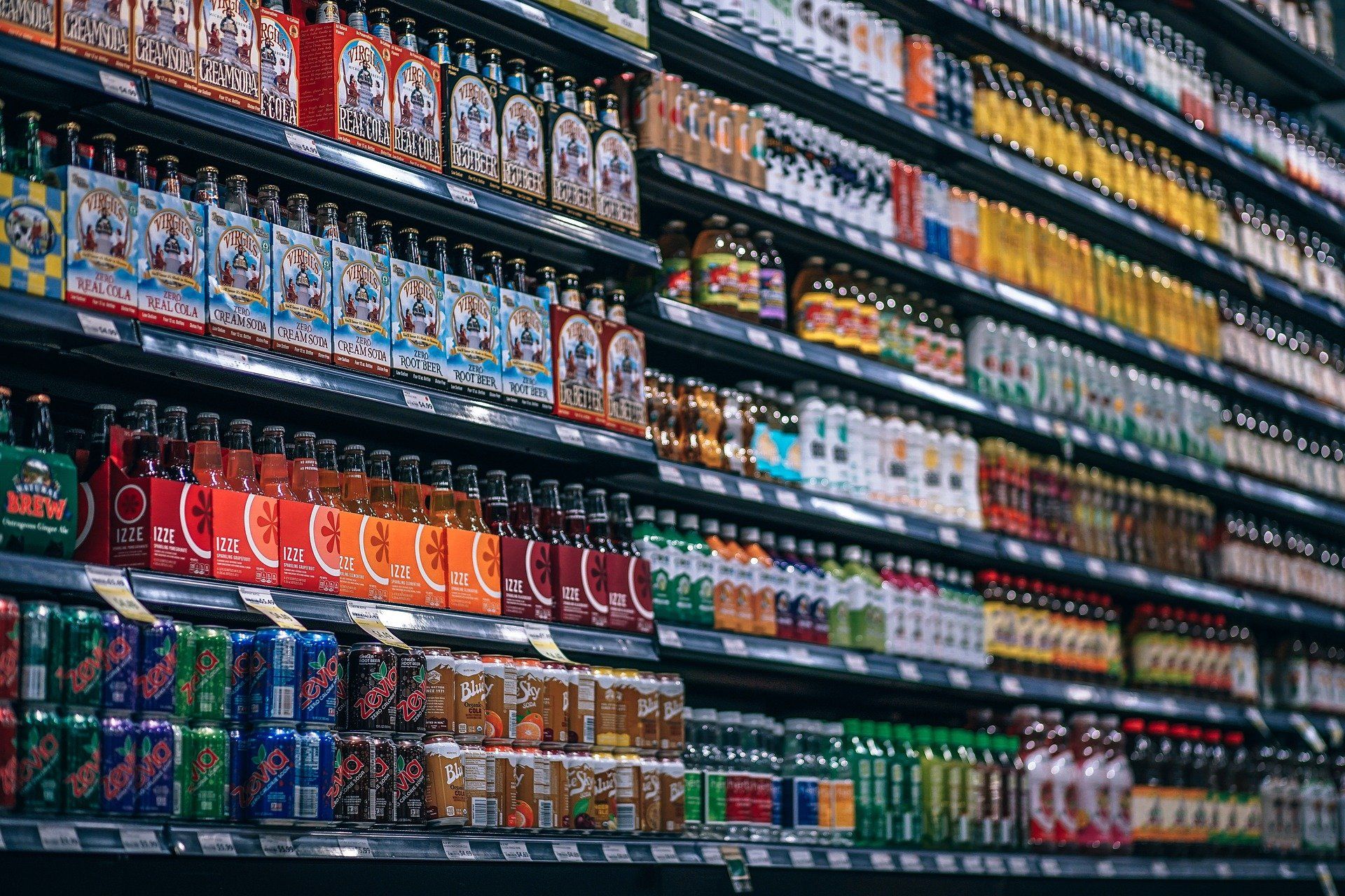 Estanterías llenas de refrescos azucarados y de otras bebidas en un supermercado / PIXABAY