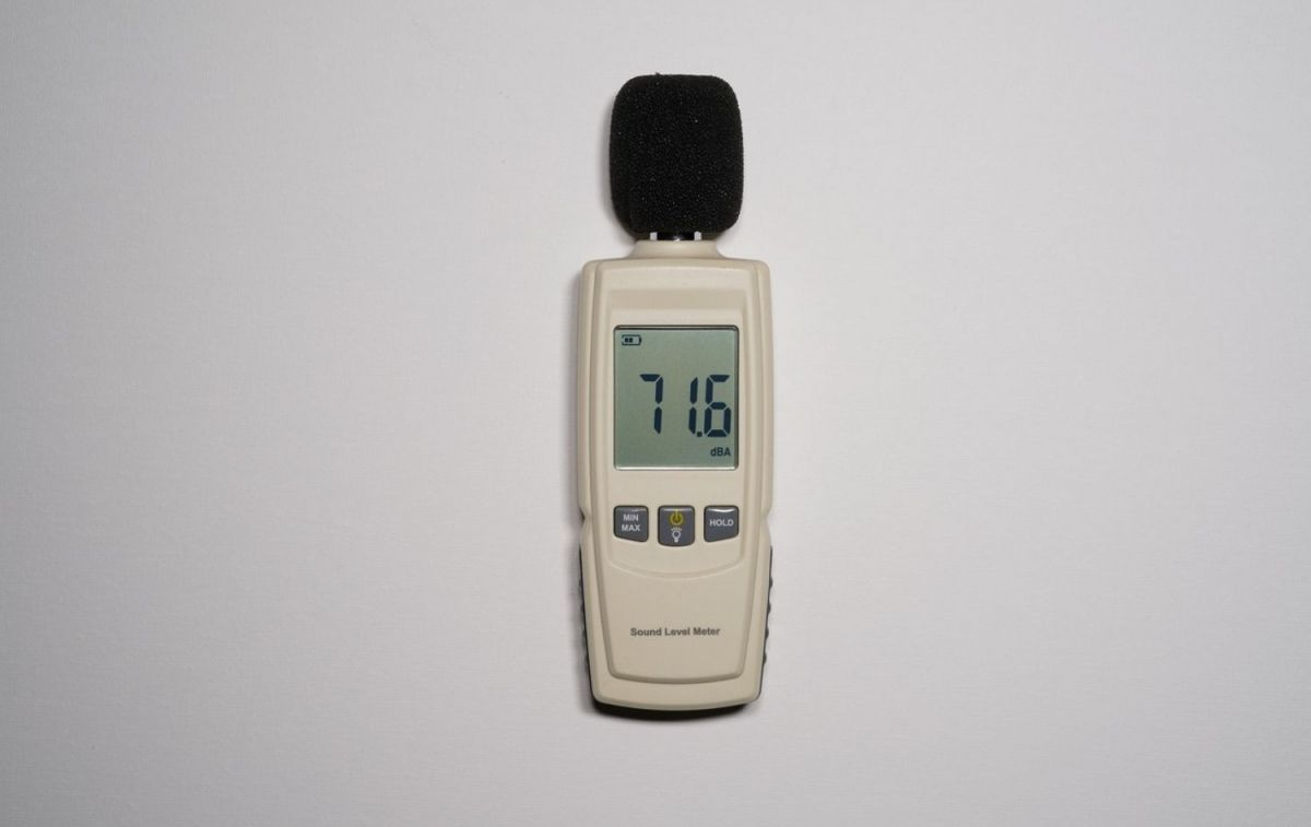 Un decibelímetro para la medición de ruido / UNSPLASH