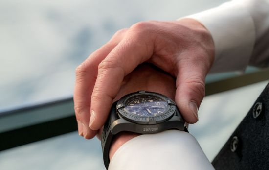 Una persona mira su reloj antes del cambio de hora / UNSPLASH Una persona mira su reloj antes del cambio de hora / UNSPLASH