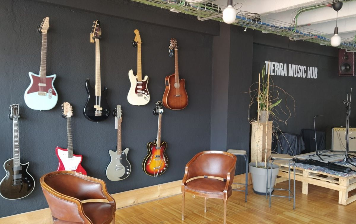 Guitarras eléctricas expuestas en la fábrica de Tierra Audio / CG