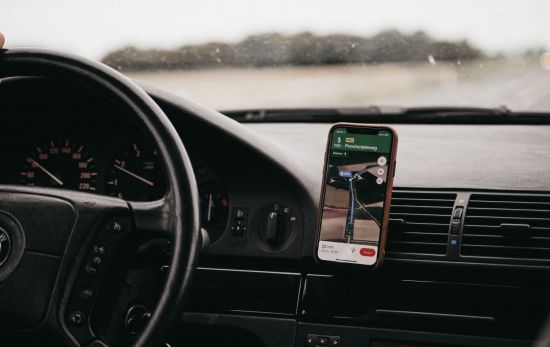 Un conductor lleva en el móvil Google Maps con los avisos de radares activado / UNSPLASH Un conductor lleva en el móvil Google Maps con los avisos de radares activado / UNSPLASH