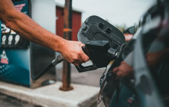 Una persona reposta en una gasolinera / PEXELS Una persona reposta en una gasolinera / PEXELS