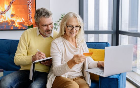 Dos personas hacen una compra online el Día del Consumidor / PEXELS Dos personas hacen una compra online el Día del Consumidor / PEXELS