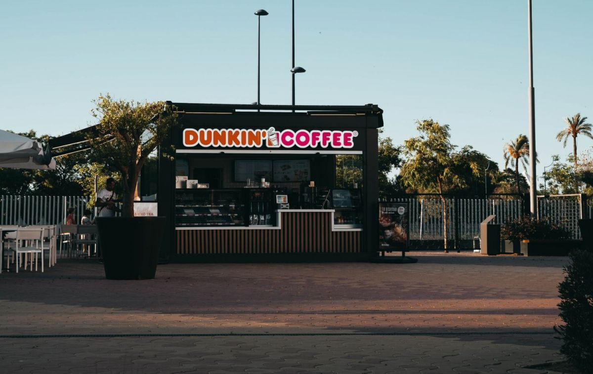 Un establecimiento de Dunkin' Coffee   UNSPLASH