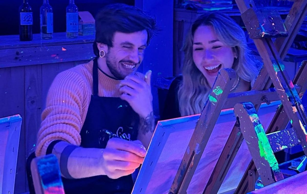 Un hombre y una mujer pintan un cuadro durante una sesión de Neón / WINE GOGH