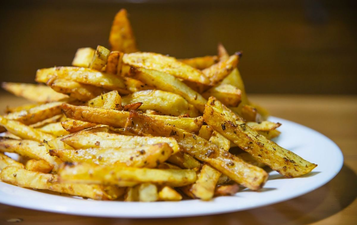 Unas patatas asadas con piel / FREEPIK Unas patatas asadas con piel / FREEPIK
