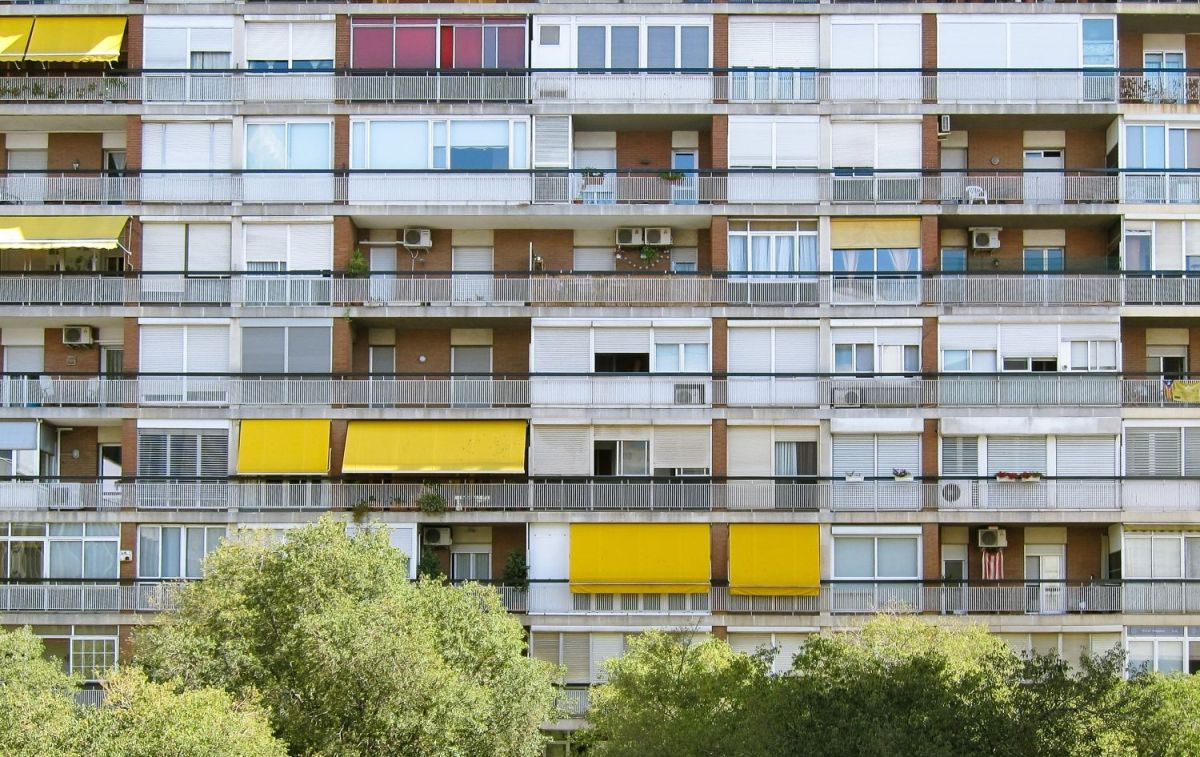 Viviendas de vecinos en un barrio / FREEPIK