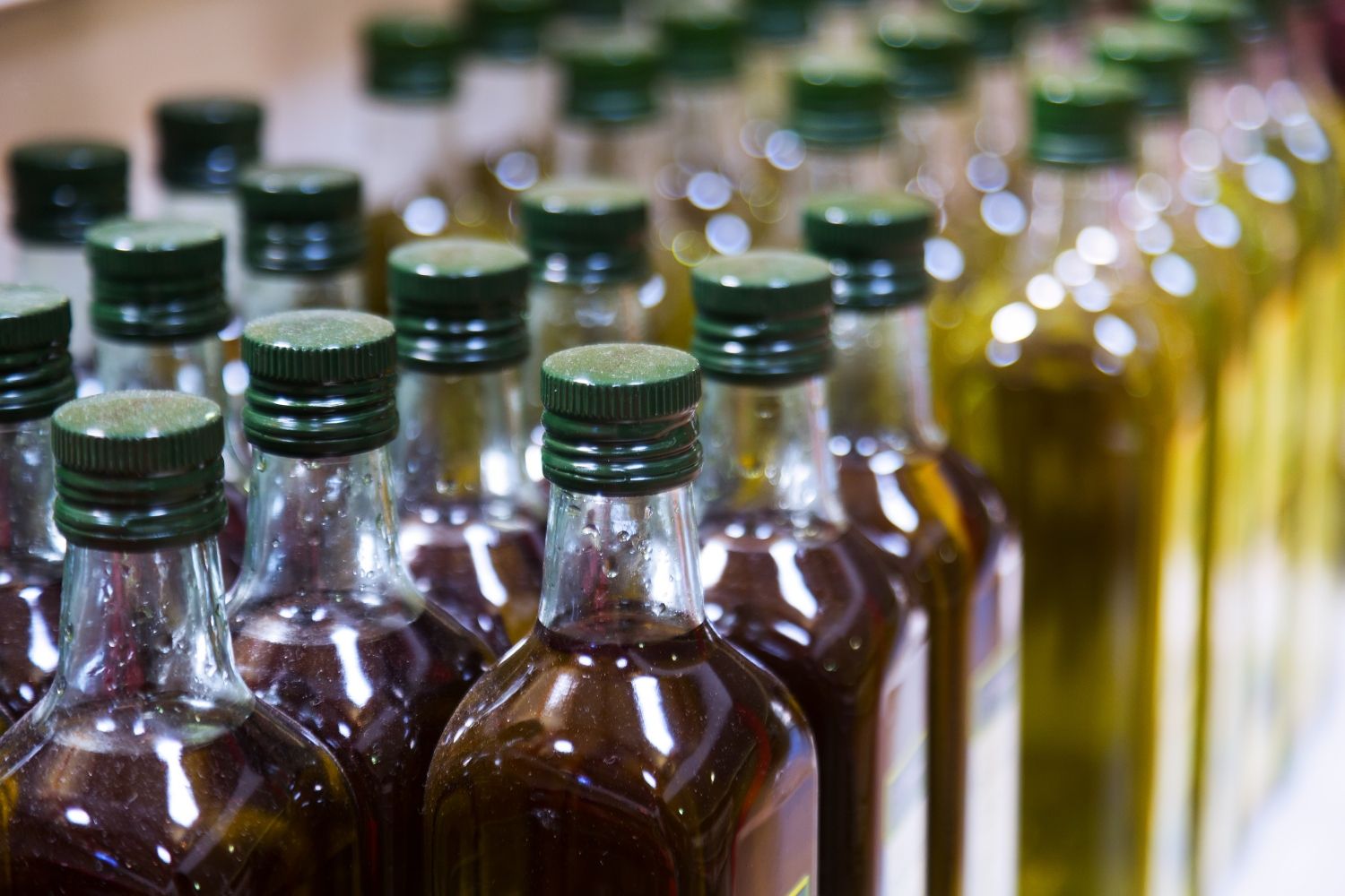 Botellas de aceite de oliva virgen extra en un supermercado / FREEPIK