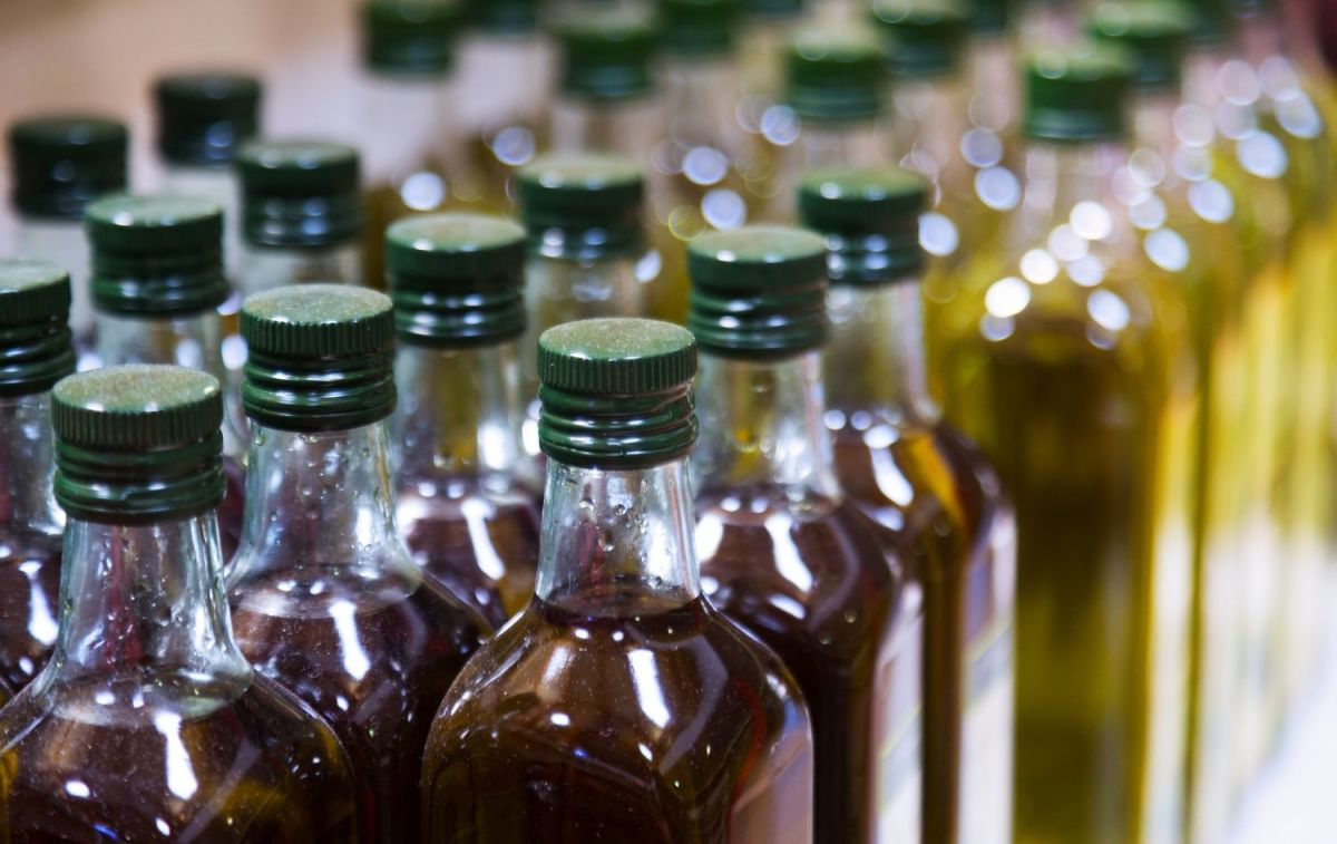 Botellas de aceite de oliva virgen extra en un supermercado / FREEPIK