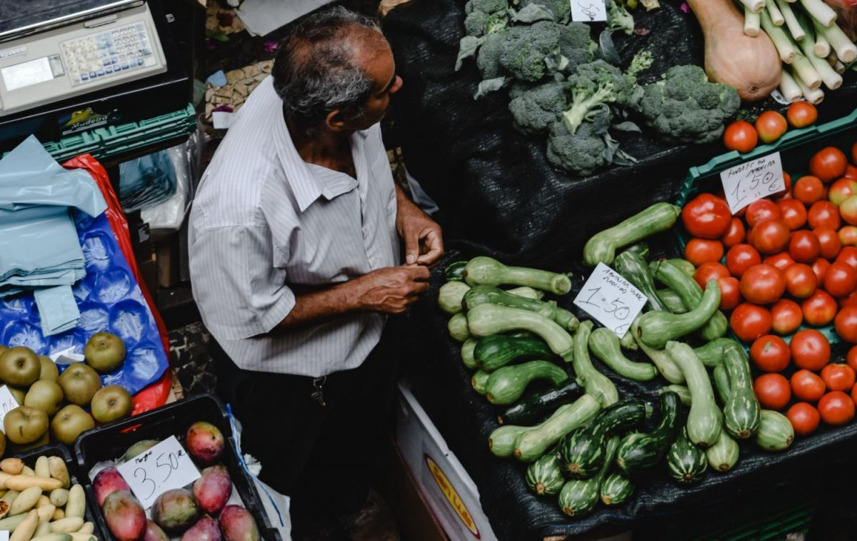 Un vendedor de verduras en su puesto / PEXELS
