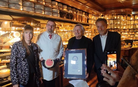 El dueño de Les Grands Buffets Louis Privat, segundo por la derecha, con el Guinness World Records / CG