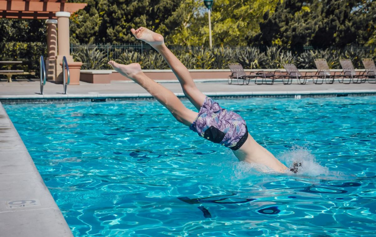 Una persona que practica 'balconing' cayendo a la piscina / PEXELS