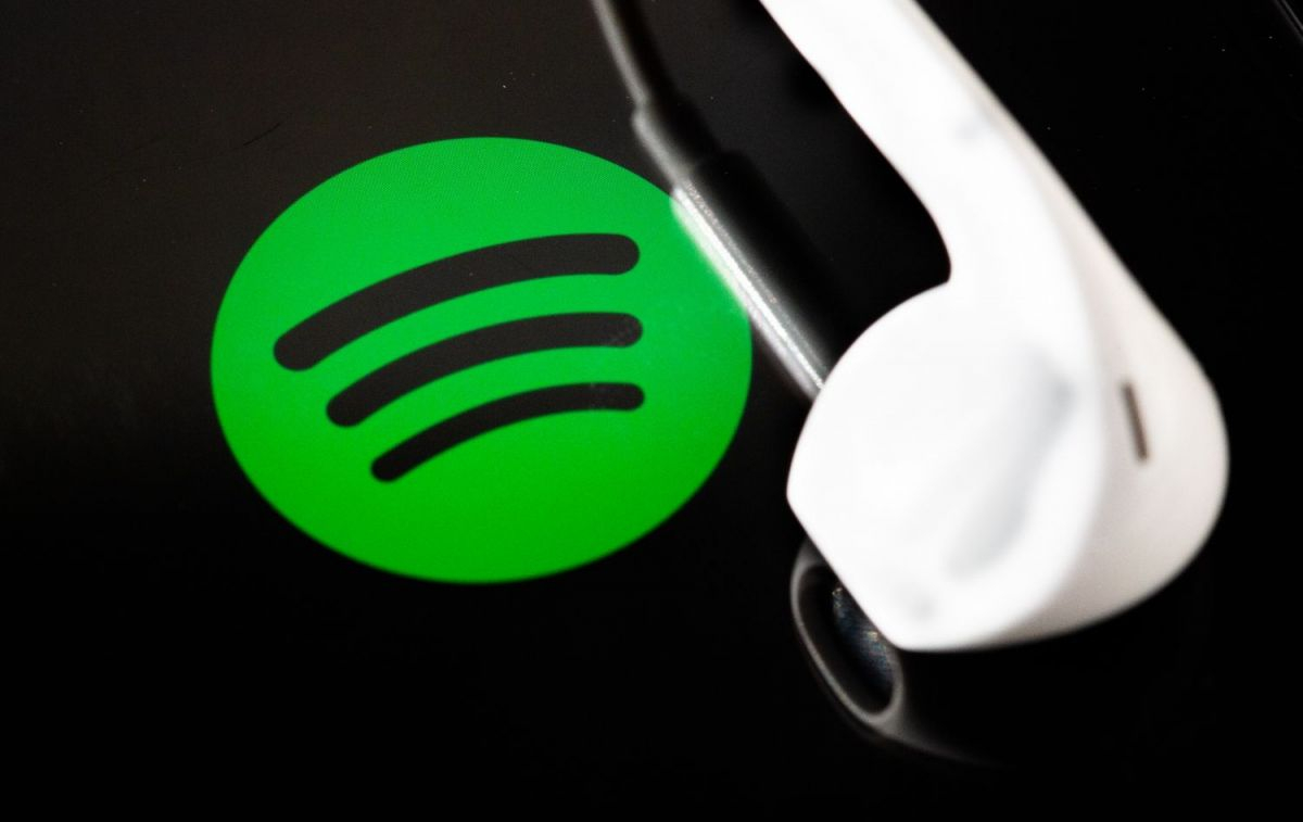 El logo de Spotify y un auricular / EP