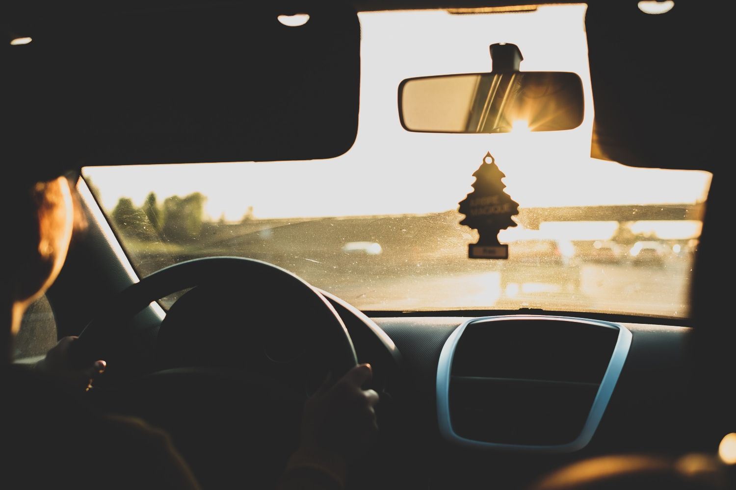 Una persona que ha enfriado su coche aplicando el truco / UNSPLASH Una persona que ha enfriado su coche aplicando el truco / UNSPLASH