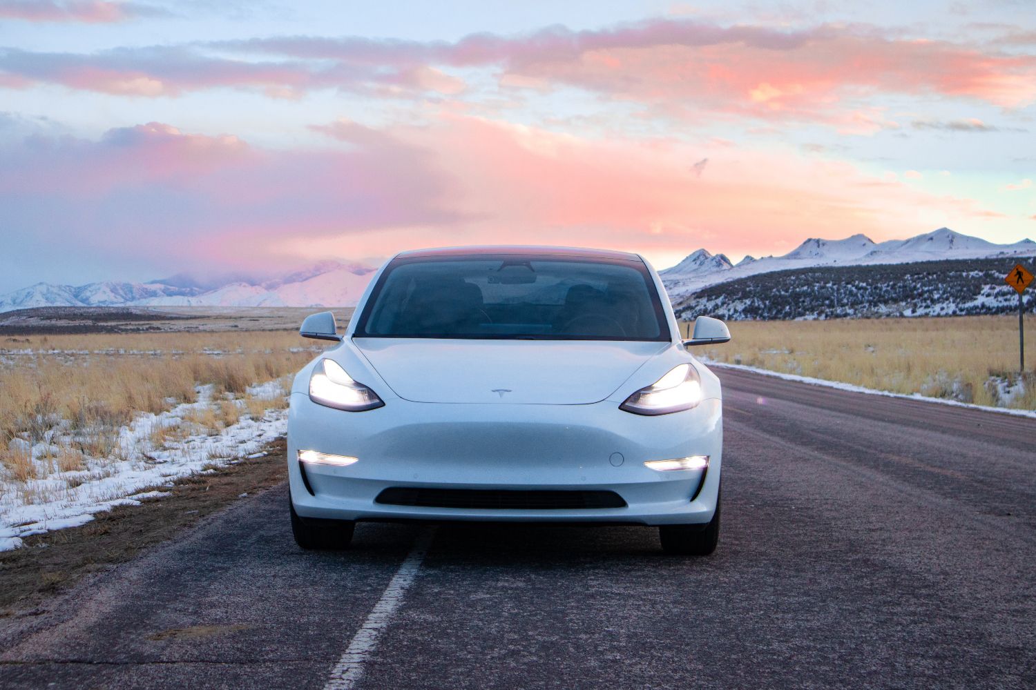 Un Tesla en la carretera / UNSPLASH