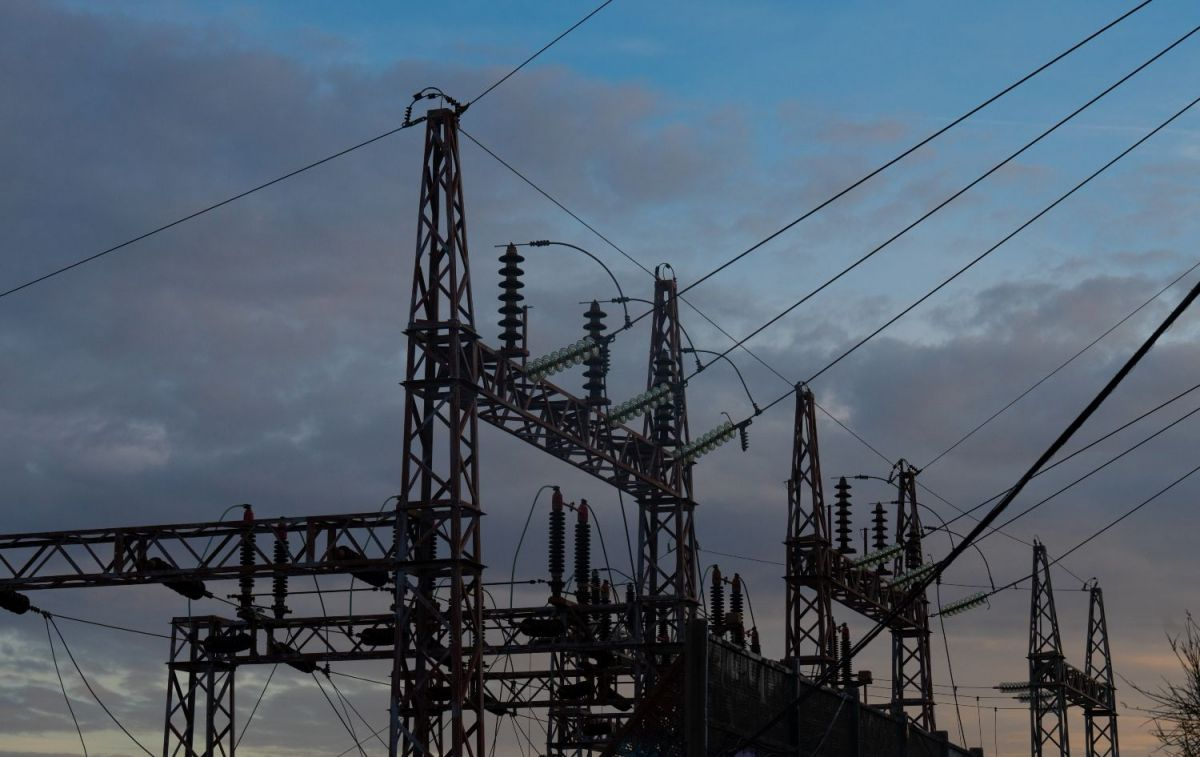 Tendido eléctrico que transporta la luz / EP