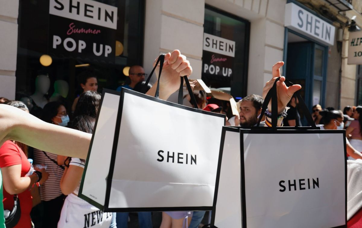 Cola en la 'pop up' de Shein en Madrid / EP