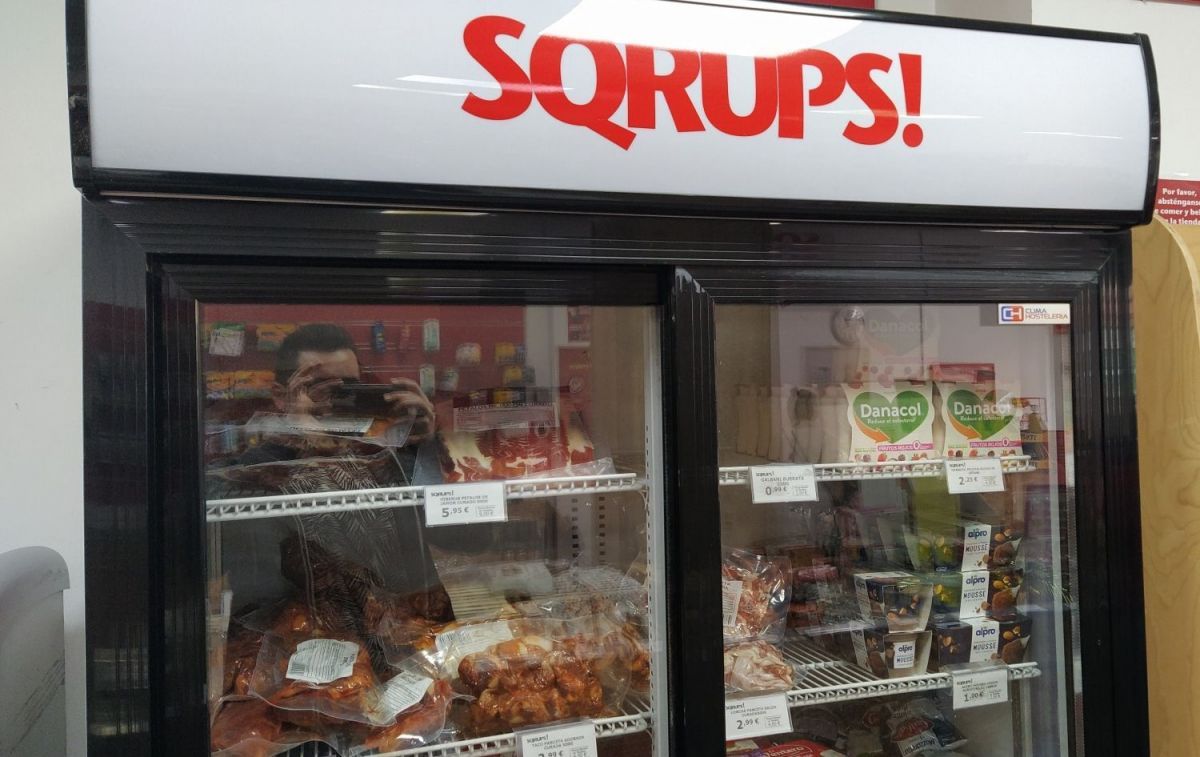 Un frigorífico con el logo de Sqrups / CG