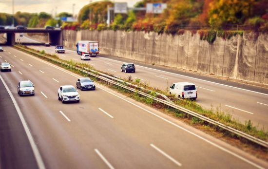 Varios coches pasan por una zona con radar / PEXELS Varios coches pasan por una zona con radar / PEXELS